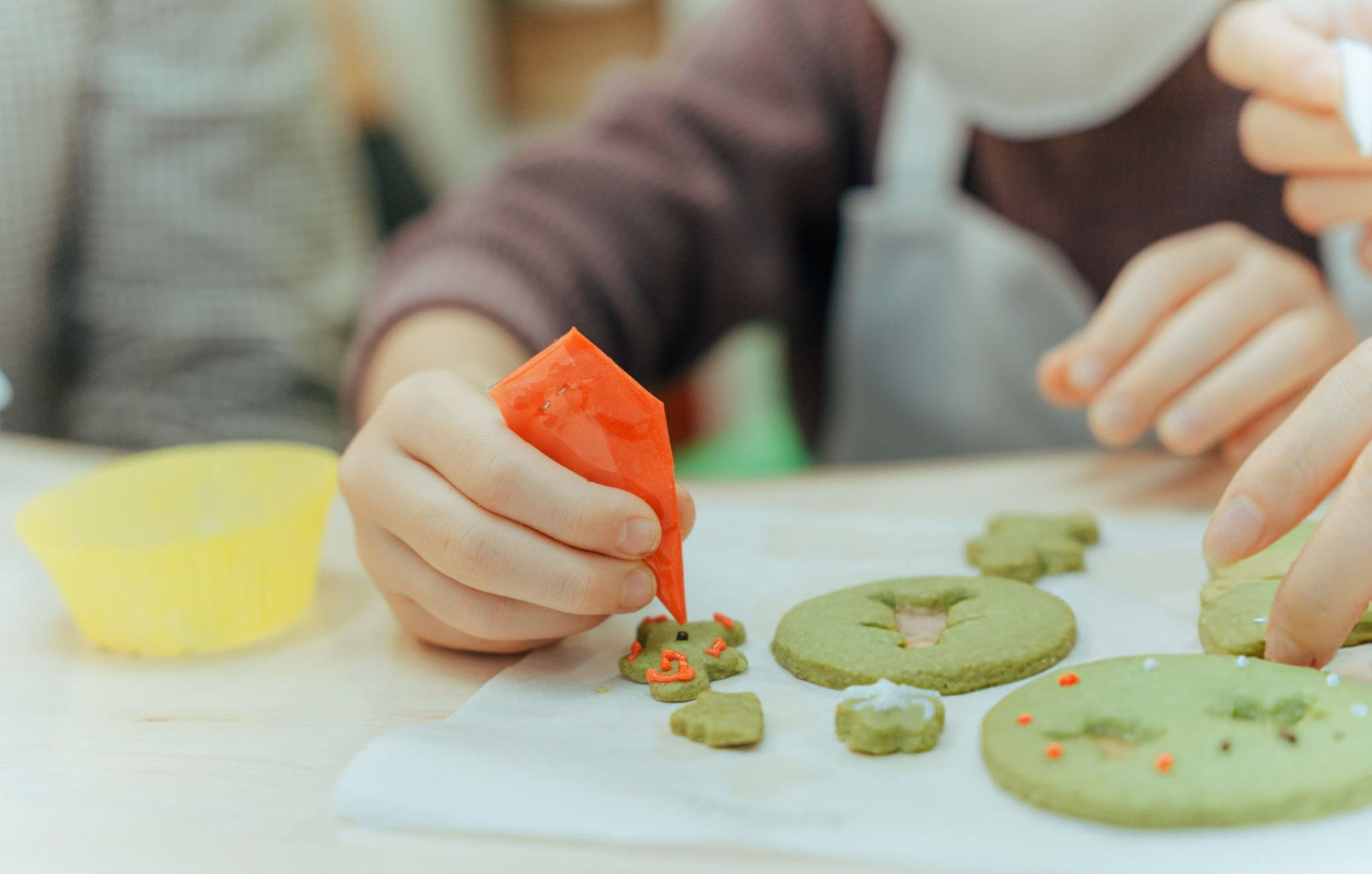 Mains en train de créer et décorer lors d'un atelier de préparation
