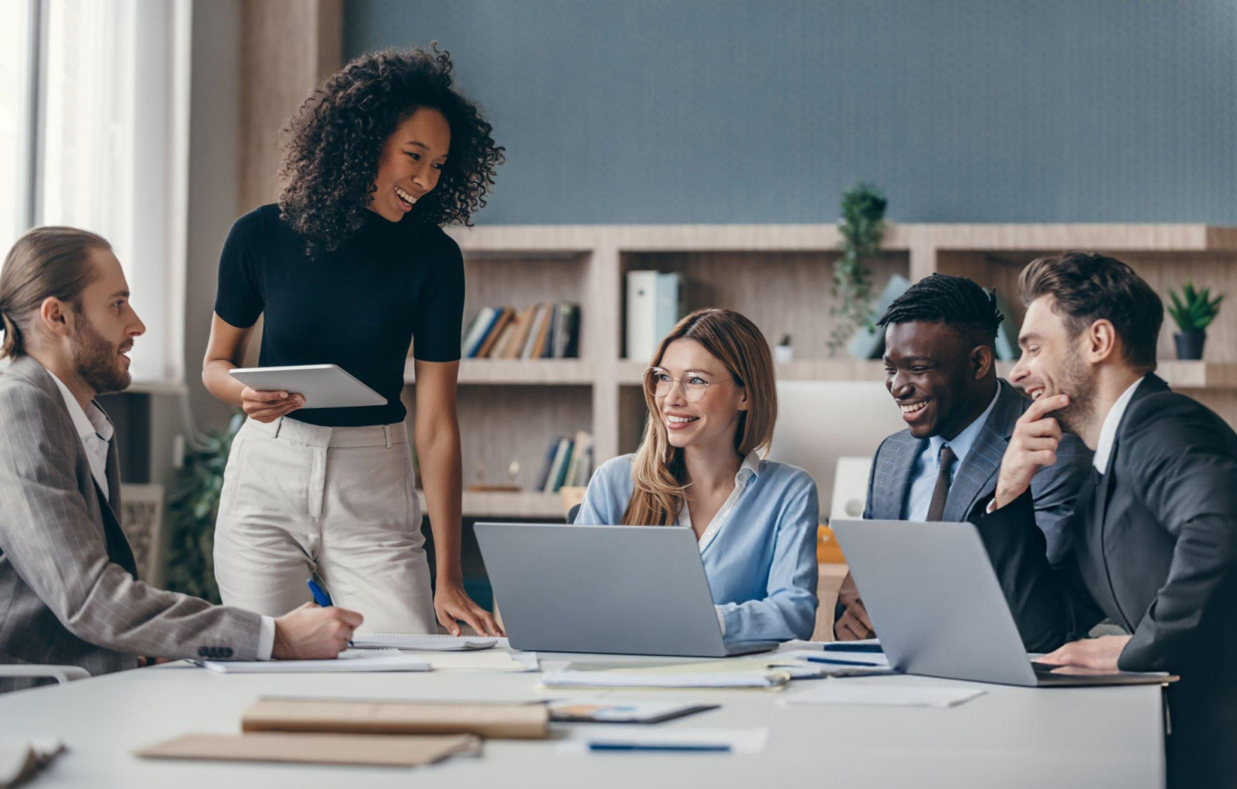 Équipe diversifiée collaborant lors d'une réunion de travail
